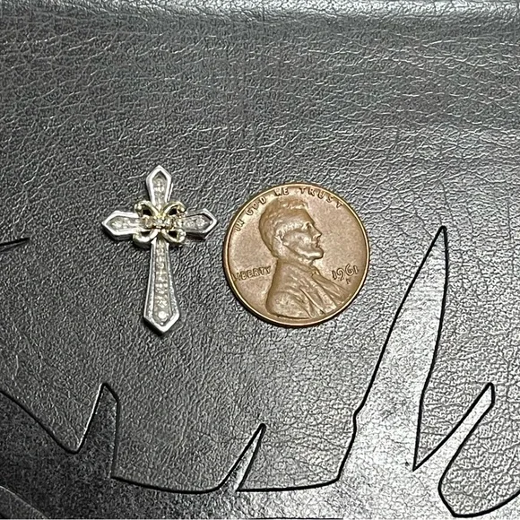 16 1/2 inch chain cross necklace… cross size comparison. - Picture 2 of 4